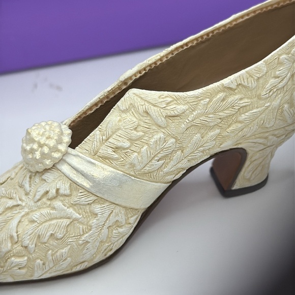 Just The Right Shoe by Raine “I Do” Circa 1990 Item 25031 Ivory Leaf Relief - Picture 11 of 12